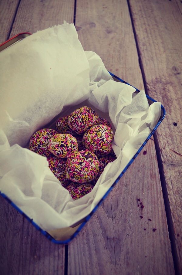 Rainbow truffles (just 3 ingredients), recipe, 3 ingredients συνταγή, τρουφες σοκολάτας, απλές, γρήγορες, 3 υλικά, Γαβριήλ Νικολαιδης, cool artisan