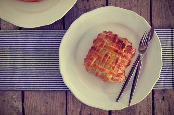 salmon wellington, σολομός σε φύλλο σφολιάτας, κρεμμύδι, μουστάρδα, μπαλσάμικο, μανιτάρια.jpg