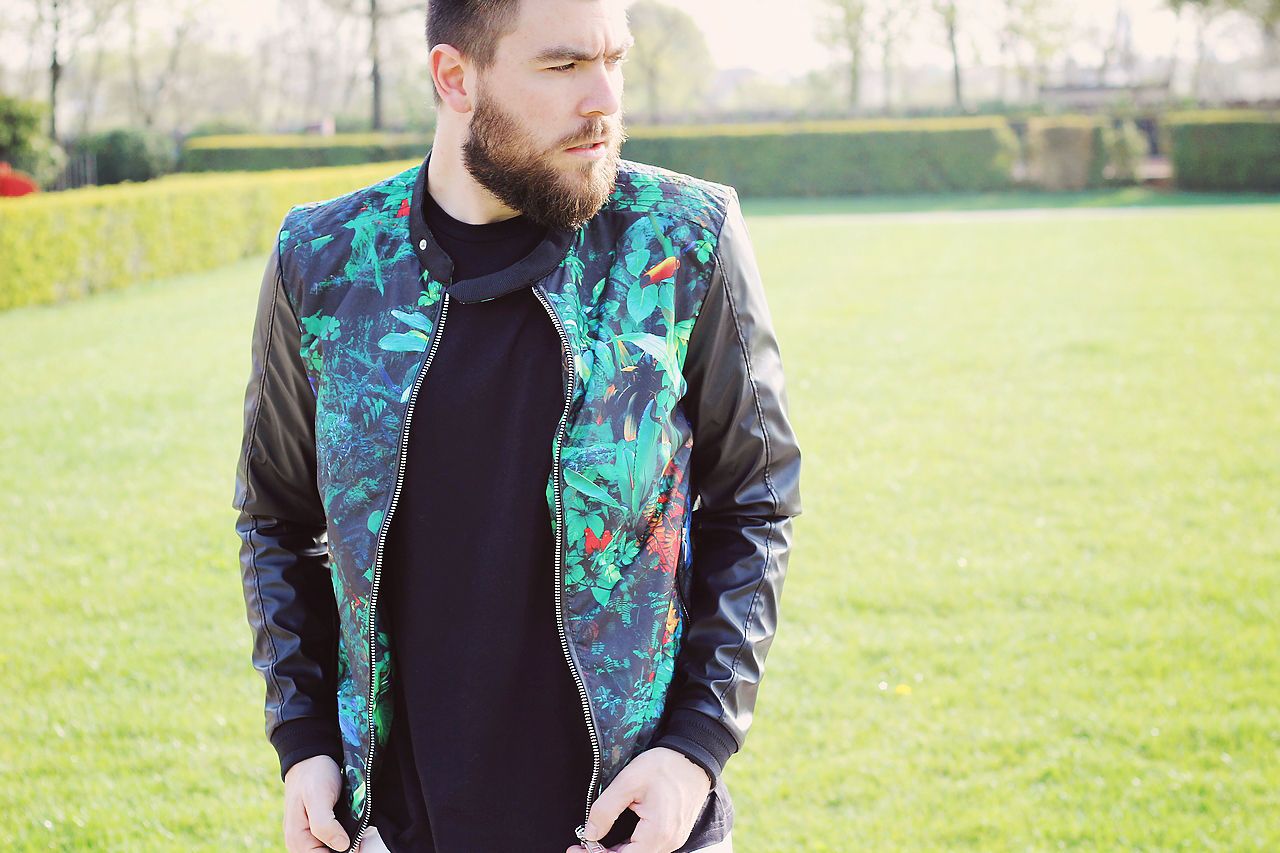 men street style, man fashion, blogger, white pants, stan smith, adidas, black T-shirt, Asos, floral jacket, zara, Γαβριήλ Νικολαίδης, cool artisan