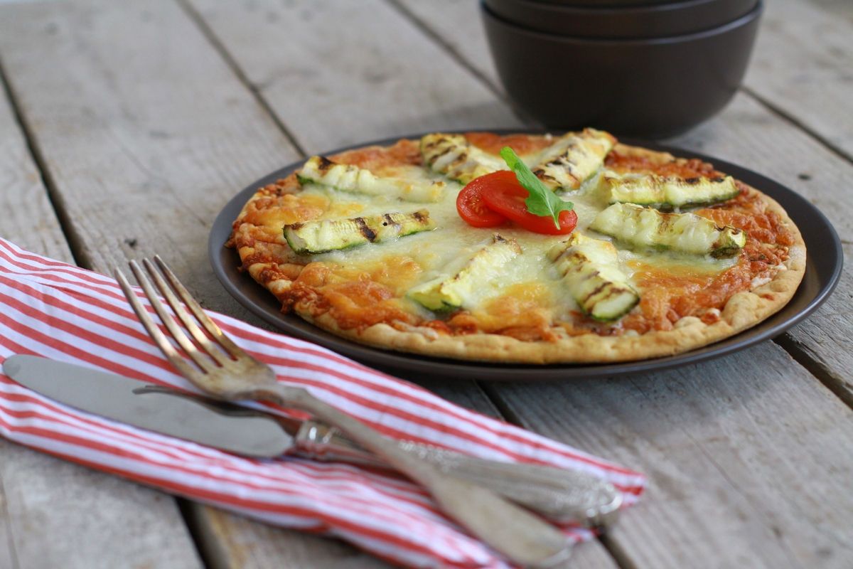 Zucchini, Mozzarella Pizza Recipe, tomato sauce, ham, turkey, homemade dough, καλύτερη σπιτική ζύμη για πίτσα,εύκολη, κολοκυθάκια,μοτσαρέλα, γαλοπούλα, cool artisan