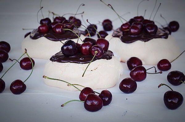 πάβλοβα, κεράσια, σοκολάτα, συνταγή, Γαβριήλ Νικολαΐδης, cool artisan, food blog, photography, recipe