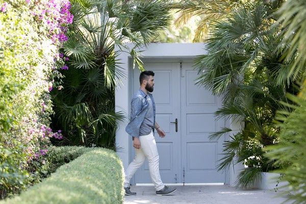 man, guy, fashion,fashion blog, fashion blogger, island,chic, street style, white pants, grey T-shirt, grey shirt, mcarthur glen, Athens, cool artisan