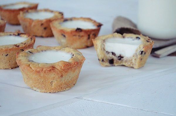 Chocolate Chip Cookie Cups with Panna Cotta Milk, cookies, Μπισκότα σοκολάτας, γέμιση, κρέμα πανακότα, συνταγή, γλυκιά, απλή, γεμιστά μπισκότα, Γαβριήλ Νικολαΐδης, cool artisan