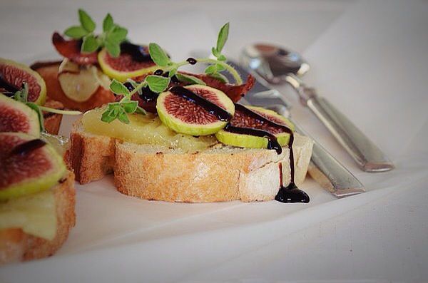 fig, crostini, recipe, inspiration, cheese, sausage, balsamic, μπρουσκέτες, σύκο, λουκάνικο, τυρί, συνταγή, απλή fig, crostini, recipe, inspiration, cheese, sausage, balsamic, μπρουσκέτες, σύκο, λουκάνικο, τυρί, συνταγή, απλή