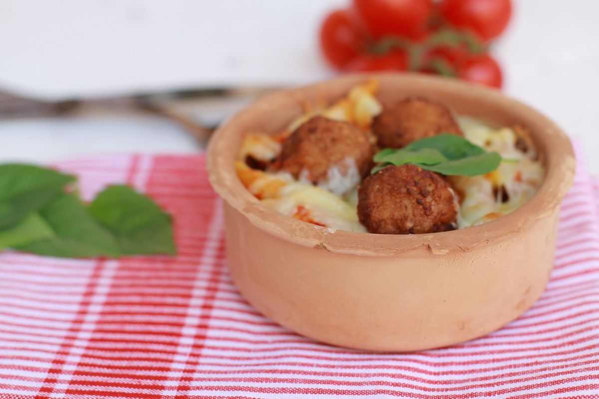 pasta, recipe, easy, fast, tomato sauce, meat balls, swedish, parmesan, συνταγή, πένες, ζυμαρικά, γιουβέτσι, κεφτεδάκια, κόκκινη σάλτσα, ντομάτας