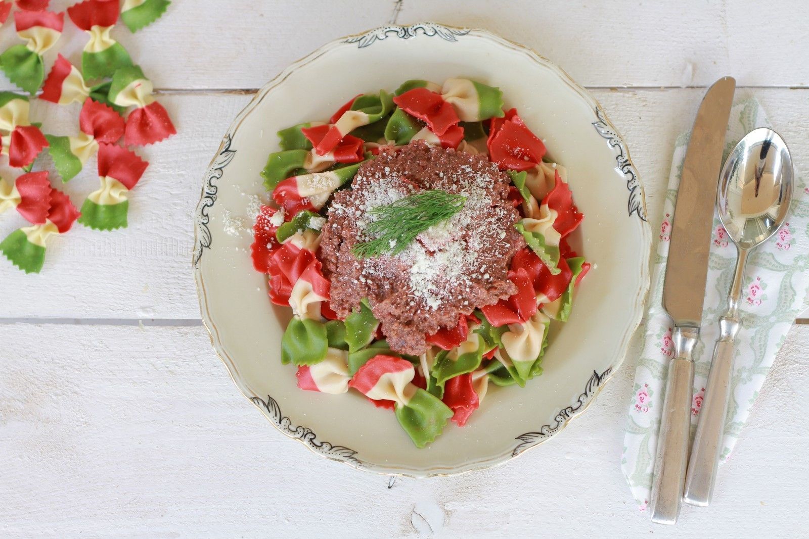 beetroot pesto pasta, italian, recipe, συνταγή, πατζάρι, πέστο, farfalle pasta, φαρφάλες, parmegian, olivi oil, ελαιόλαδο, παρμεζάνα, italian flag pasta
