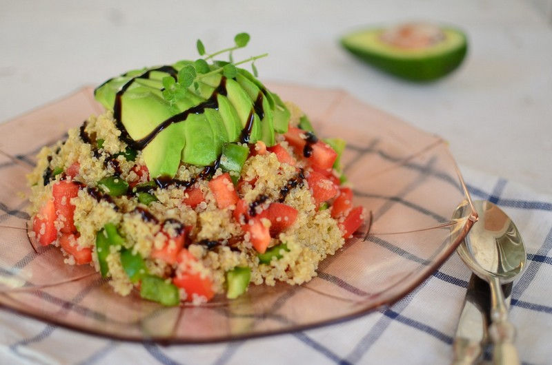 avocado, salad, quinoa, lemon, vegan, σαλάτα, κινόα, αβοκάντο, πιπεριές, βίγκαν, cool artisan, Γαβριήλ Νικολαΐδης, food blog, food photography