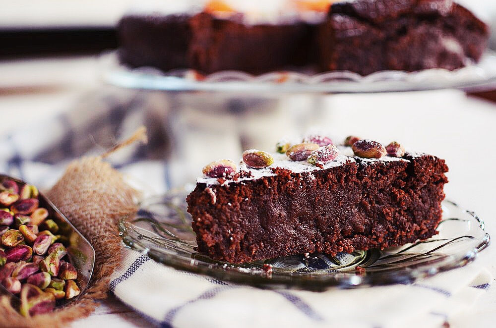 Pistachios and Orange Chocolate Pie Recipem, υγρο κέικ σοκολάτας, σοκολατόπιτα, κακάο, πορτοκάλι, φυστίκι, αιγίνης, ρευστή σοκολάτα, cool artisan, Γαβριήλ Νικολαΐδης