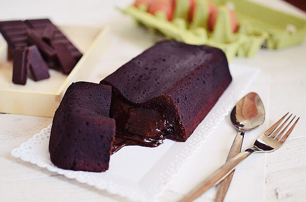 lava cake recipe, chocolate, eggs, flour, vanilla, συνταγή, κέικ ρευστής σοκολάτας, βανίλια, αλεύρι, σοκολάτα που ρέει, κουβερτούρα, λάβα κέικ, κακάο, βανίλια, αυγά, αλάτι, καφέ, χωρίς μίξερ, εύκολη, Γαβριήλ Νικολαΐδης, cool artisan