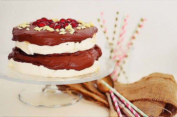 Romantic Valentine’s Day Desserts Pavlova with Chocolate , Mascarpone Cream Recipe, τούρτα, πάβλοβα, κρέμα σοκολάτας, μαρέγκα, ασπράδι, μαρασκίνο, Αγίου Βαλεντίνου, Γαβριήλ Νικολαΐδης, cool artisan