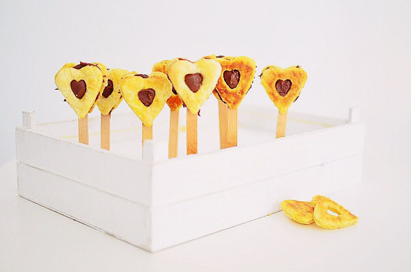 Romantic Valentine’s Day Desserts, recipe, cake pops, heart pops, puff pastry, nutella, chocolate, 2 ingredients, dessert, συνταγή, καρδιά, γλυκό, νουτέλα, Αγίου Βαλεντίνου, σοκολατένια καρδιά, πραλίνα φουντουκιού, ζύμη, σφολιάτα, καρδιά, Γαβριήλ Νικολαΐδης, cool artisan