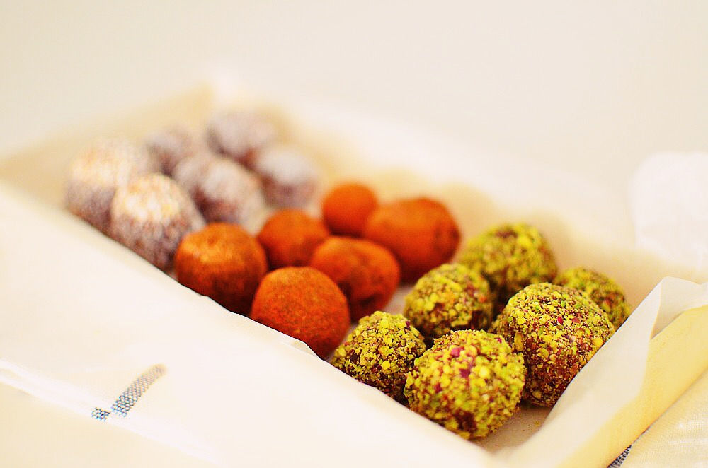 Tahini - Chocolate Rainbow Truffles, dark chocolate, rum,peanut, sweet paprika, coconut, τρουφάκια, σοκολάτα, ταχίνι, ρούμι, φυστίκι, πάπρικα, καρύδα, συνταγή, δυο υλικά, απλή, γρήγορη, εύκολη