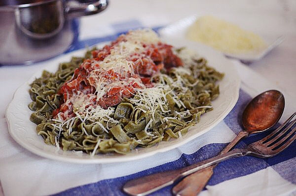 ελληνική, συνταγή, κοκκινιστό, μοσχάρι, ταλιατέλες, ζυμαρικά, σάλτσα ντομάτας, κόκκινο κρασί, παρμεζάνα, veal, red wine, tomato sauce, pasta, greek recipe, cool artisan 1