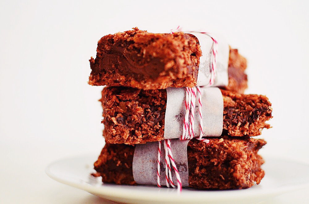 Chocolate Sandwich with Coconut Biscuit Recipe, συνταγή, μπισκότο, σοκολάτα, ινδική καρύδα, κουβερτούρα, ασπράδι αυγού. κρέμα γάλακτος,σάντουιτς, μπισκότο, cool artisan, Γαβριήλ Νικολαΐδης