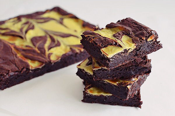 Cream Cheese Swirl Brownies Recipe, chocolate, συνταγή, μπράουνις, σοκολάτα, τυρί κρέμα, αυγά, αλεύρι, κακάο, food photography, food styling, cool artisan, Γαβριήλ Νικολαΐδης