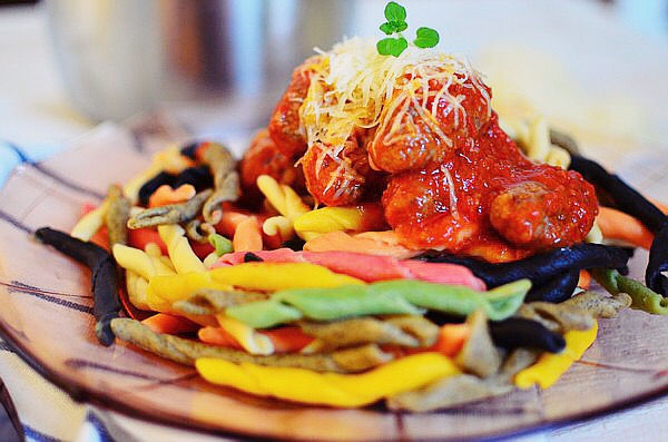 Soutzoukakia, Greek Meatballs In A Tomato Sauce, Recipe, συνταγή, σουτζουκάκια, παραδοσιακή, πολίτικα, μοσχαρίσιος κιμάς, φρέσκια ντομάτα, τυρί, μακαρόνια, cool artisan, Γαβριήλ Νικολαΐδης