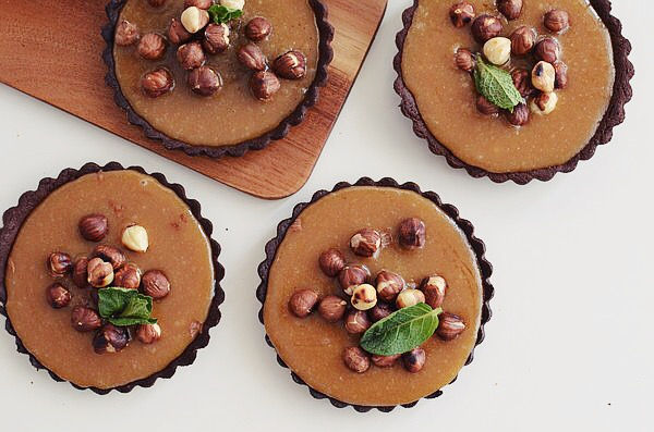 Chocolate Caramel Tart and roasted nuts Recipe, food photography, styling, συνταγή, τάρτα, καραμέλας, ζύμη σοκολάτας, κακάο, απλή κρέμα καραμέλας, φουντούκια. cool artisan, Γαβριήλ Νικολαΐδης