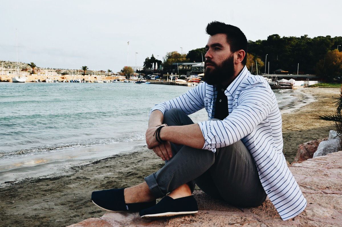 man, fashion, style, beach, trends, 2016, shirt, polo, chinos, american eagle, espadrilles, toms, cool artisan, athens riviera, beard, streetstyle, mens fashion, guy, fashion blogger, black, stripes