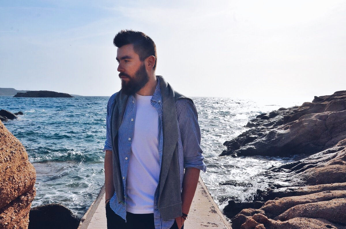 mens fashion, street style, summer, 2016, trends, man style, white T-shirt, mr porter, topman, gap, vacation, blue chinoc, how to style, TOMS, beard guy, resort, sea, beach, zara, topman, asos