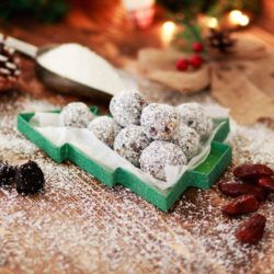 PLUMS, DATES, NUTS, TRUFFLES, CHRISTMAS RECIPE, COOL ARTISAN, VEGAN CHRISTMAS TRUFFLES, ΧΡΙΣΤΟΥΓΕΝΝΙΑΤΙΚΗ ΣΥΝΤΑΓΗ, ΤΡΟΥΦΑΚΙΑ, VEGAN ΤΡΟΥΦΑΚΙΑ, ΔΑΜΑΣΚΗΝΑ, ΧΟΥΡΜΑΔΕΣ, ΞΗΡΟΙ ΚΑΡΠΟΙ